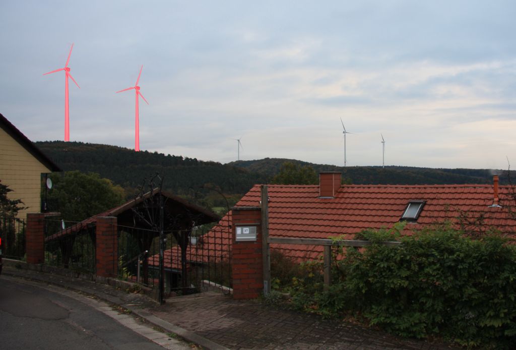 Blick vom Ochsenberg (Montage) Blick vom Ochsenberg auf den Gersweilerkopf mit geplanten Windrädern - rot markiert (Montage)
